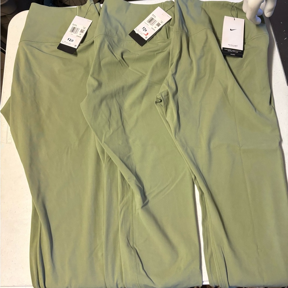 4 new pairs of women’s Nike Zenvy leggings size XXL